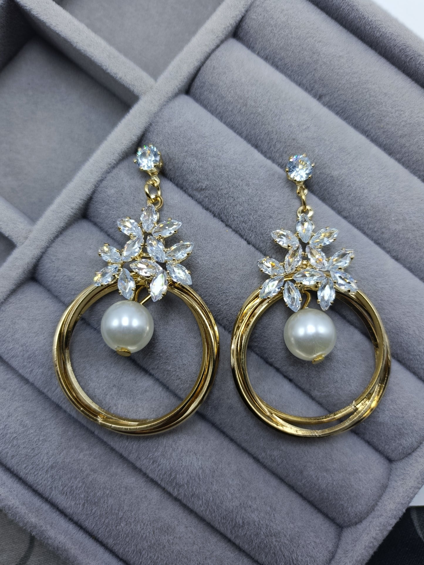 Circle Pearl Flower Earrings